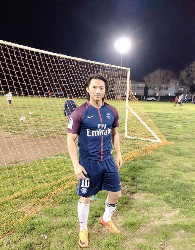 Đặc biệt nam ca sĩ v&ocirc; c&ugrave;ng th&iacute;ch chơi b&oacute;ng đ&aacute; (Ảnh: FBNV).