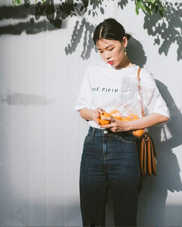 Bên cạnh áo phông trắng trơn, các nàng cũng có thể lựa chọn những mẫu t-shirt in chữ tối giản.