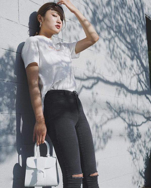 Áo phông trắng mix cùng quần jeans rách - bộ đôi item đem tới phong cách chuẩn trẻ trung và năng động.