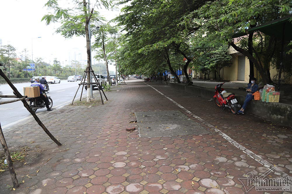 Vỉa hè đường Võ Chí Công sau vài năm đưa vào sử dụng cũng nằm trong danh sách được lát vỉa hè bằng đá tự nhiên