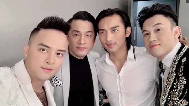 Mặc d&ugrave; đ&atilde; hơn chục năm bước v&agrave;o con đường ca sĩ h&aacute;t chuy&ecirc;n nghiệp nhưng Đan Nguy&ecirc;n kh&ocirc;ng mấy khi tiết lộ về cuộc sống đời tư, trong một v&agrave;i lần trả lời truyền th&ocirc;ng v&agrave; tr&ecirc;n trang c&aacute; nh&acirc;n của m&igrave;nh, nam ca sĩ vẫn thường khẳng định hiện tại anh vẫn đang độc th&acirc;n. Ngo&agrave;i ra anh c&oacute; mối quan hệ th&acirc;n thiết với nhiều nghệ sĩ Việt.