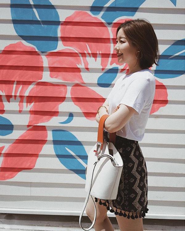 Bộ đôi áo phông sơ vin với chân váy ngắn đem tới cho diện mạo người diện những nét cực kỳ năng động, trẻ trung.