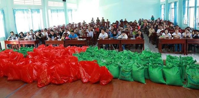 Kh&ocirc;ng chỉ được y&ecirc;u qu&yacute; bởi giọng h&aacute;t, Đan Nguy&ecirc;n c&ograve;n được kh&aacute;n giả Việt tr&acirc;n trọng bởi tấm l&ograve;ng lu&ocirc;n hướng về qu&ecirc; nh&agrave; d&ugrave; đ&atilde; xa qu&ecirc; hơn 2 thập kỉ. Dịp Tết Nguy&ecirc;n đ&aacute;n vừa qua, nam ca sĩ đ&atilde; gửi nhiều phần qu&agrave; đến đồng b&agrave;o kh&oacute; khăn trong nước (Ảnh: FBNV).