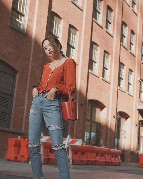 Áo blouse màu mè mix&match với quần jeans rách sẽ đem tới cho diện mạo các nàng vẻ nổi bật và cực kỳ cá tính, sành điệu.