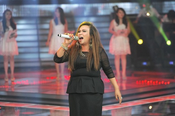 Kim Loan trên sân khấu Giọng hát Việt 2012.