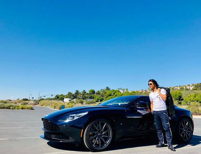 Từ l&acirc;u, nhiều người h&acirc;m mộ vẫn thường chia sẻ rằng Đan Nguy&ecirc;n c&oacute; cuộc sống v&ocirc; c&ugrave;ng gi&agrave;u sang tại Mỹ, minh chứng l&agrave; việc anh khoe ảnh đang đứng b&ecirc;n cạnh một chiếc si&ecirc;u xe của m&igrave;nh (Ảnh: FBNV)