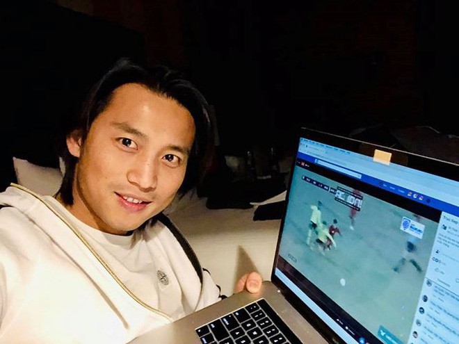 Mặc d&ugrave; ở hải ngoại nhưng Đan Nguy&ecirc;n lu&ocirc;n theo d&otilde;i v&agrave; cổ vũ cho c&aacute;c cầu thủ Việt Nam từ xa. Nhiều người h&acirc;m mộ b&agrave;y tỏ rằng Đan Nguy&ecirc;n kh&ocirc;ng chỉ sở hữu giọng h&aacute;t truyền cảm m&agrave; c&ograve;n c&oacute; một tr&aacute;i tim nh&acirc;n hậu, lu&ocirc;n hướng về qu&ecirc; nh&agrave; v&agrave; hi vọng trong lương lai nam ca sĩ sẽ sớm c&oacute; dịp về nước biểu diễn (Ảnh: FBNV).