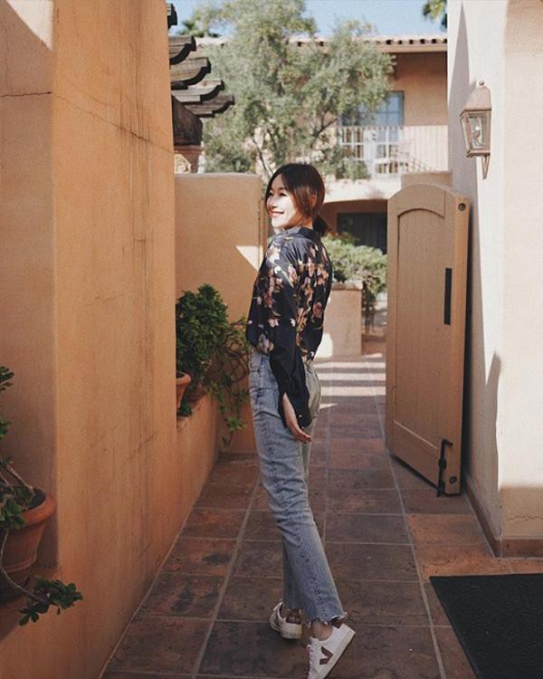 Những chiếc blouse phủ họa tiết khiến tổng thể set đồ trở nên nổi bật hơn.