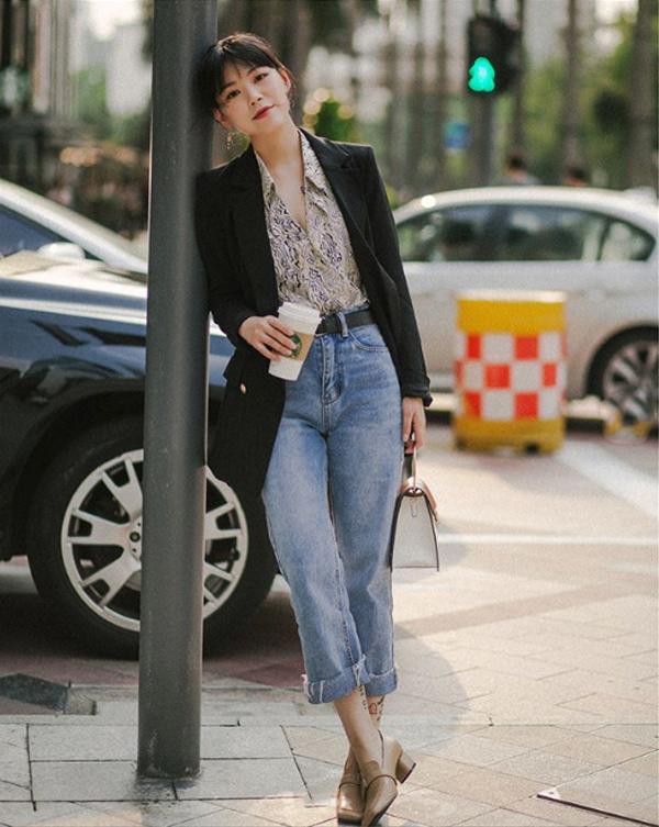 Vẻ trẻ trung, năng động của quần jeans kết hợp với vẻ nghiêm túc của áo blazer tạo nên một tổng thể cực thú vị.