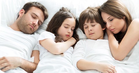 Để trẻ ngủ nhiều hơn: Theo các nhà tâm lý học, những đứa trẻ được ngủ đủ giấc thường ít cáu gắt, dễ đối phó áp lực học hành hơn. Phụ huynh nên khuyến khích con cái đi ngủ trước 22h. Ảnh: USA Today.