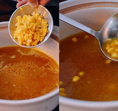 Bước 3: Tiếp đến cho hỗn hợp ¼ chén tinh bột bắp trộn cùng ½ chén nước vào từ từ, khuấy đều tay để súp được đặc sệt mà không bị vón. Lúc này nếu thấy quá đặc thì bạn có thể thêm nước hoặc nếu loãng thì có thể thêm bột.