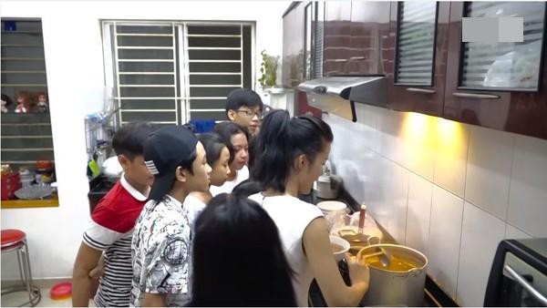 Đông Nhi nấu ăn cho các học trò The Voice Kids.