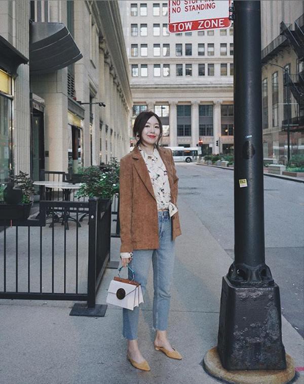 Các nàng có thể diện bên trong set đồ này một chiếc sơ mi để hoàn thiện một tổng thể hài hòa và chỉn chu.