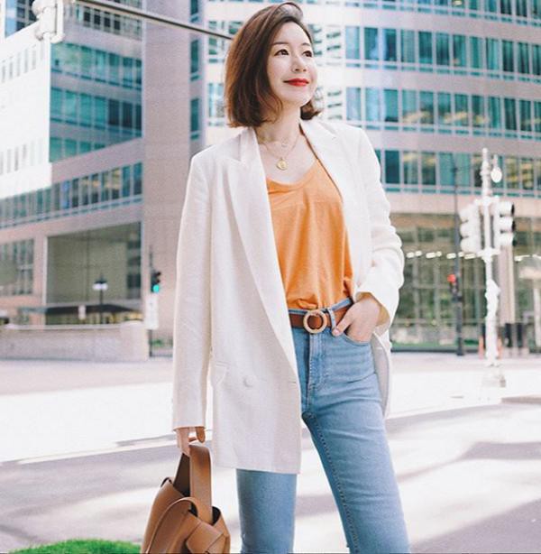 Set đồ với áo phông mix cùng quần jeans và khoác thêm áo blazer sẽ đem tới cho các nàng một diện mạo cực hút mắt.
