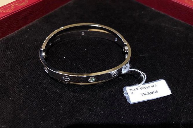 Nam ca sĩ chụp h&igrave;nh b&ecirc;n một chiếc v&ograve;ng c&oacute; gi&aacute; trị khủng (Ảnh: FBNV).