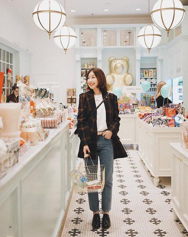 Hãy sắm sẵn đôi ba chiếc áo phông trắng để trưng dụng cùng combo áo khoác blazer và quần jeans.