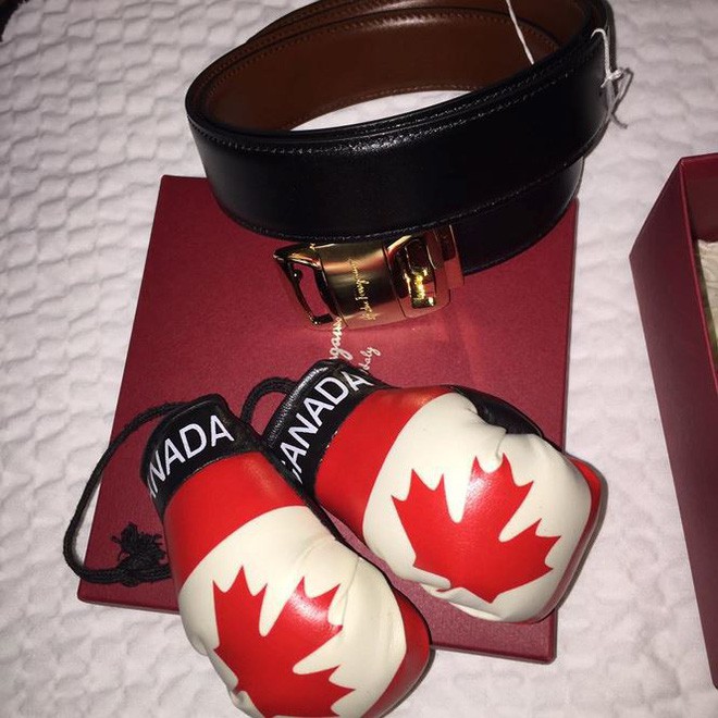 Hay được người h&acirc;m mộ tặng đồ hiệu (Ảnh: FBNV).