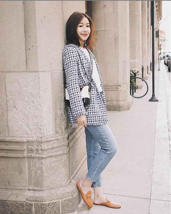 Những chiếc blazer phủ họa tiết tối giản là một lựa chọn không tồi, bên cạnh những chiếc blazer trơn màu cơ bản.