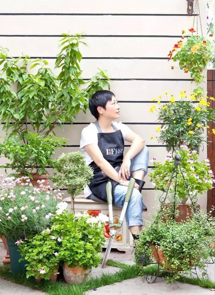 
Zhu Hong là người yêu thích trồng cây, làm vườn để được sống trong những ngày thơ ấu êm đềm, hạnh phúc.
