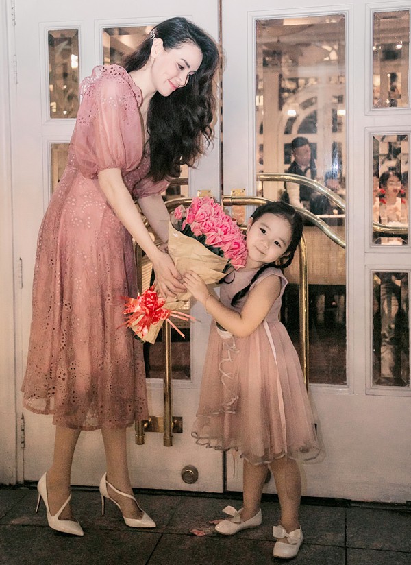 Hai mẹ con nữ diễn viên mặc ton-sur-ton hồng trong buổi tiệc sinh nhật tổ chức ở thủ đô, hôm 3/4.