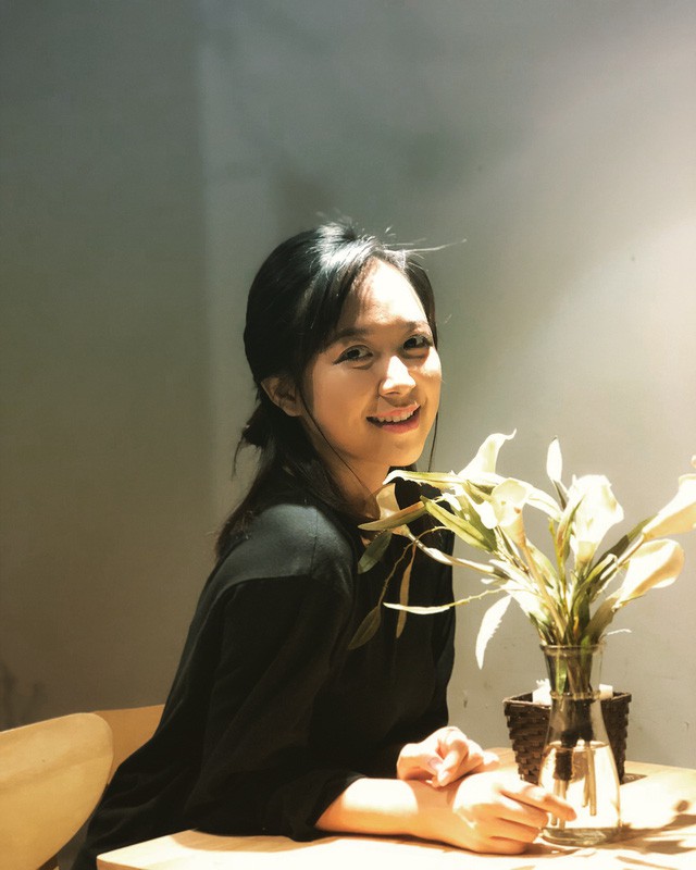 Kim Oanh sinh năm 1993, cô được đào tạo bài bản tại trường Đại học Sân khấu - Điện ảnh, do chính NSND Hoàng Dũng làm chủ nhiệm.