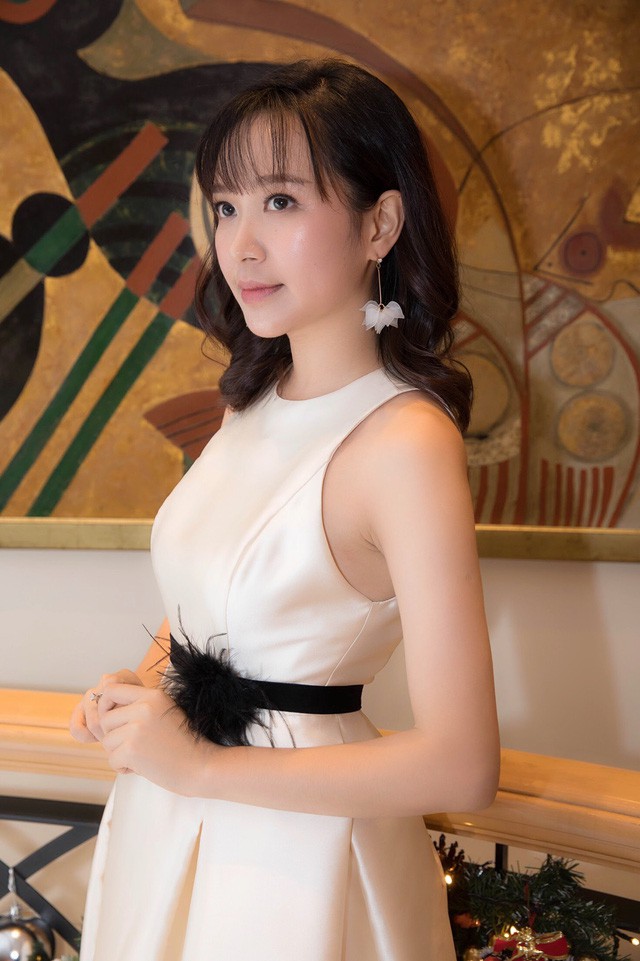 Nếu trong phim Kim Oanh đóng vai quê mùa thì ngoài đời cô có phong cách thời trang khá tinh tế
