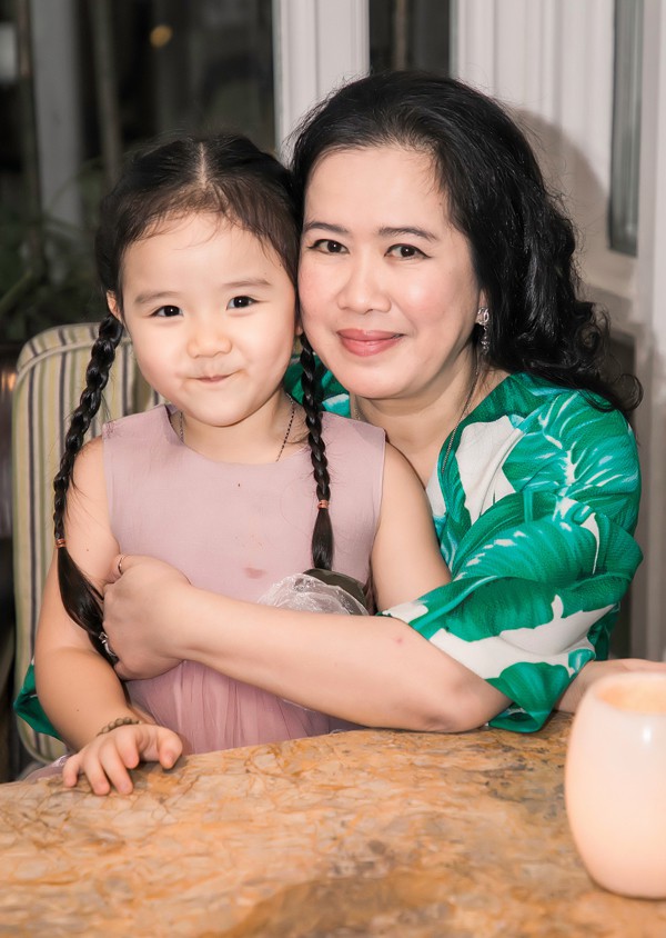 Nhà văn Nguyễn Thị Thu Huệ - mẹ chồng của Trang Nhung - rất cưng chiều cháu nội.