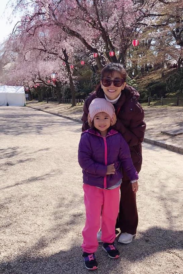 Mai Phương và con gái trong chuyến đi Nhật.