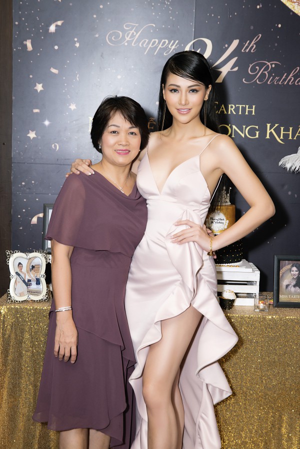 Mẹ của Phương Khánh cũng có mặt chúc mừng con gái bước sang tuổi mới.