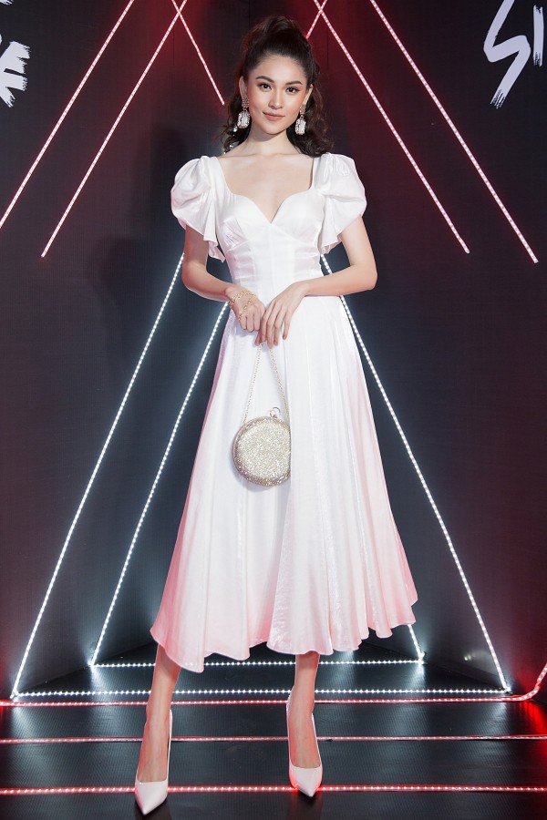 Á hậu Việt Nam 2016 Thùy Dung diện váy của nhà thiết kế Thanh Hòa xuất hiện trên thảm đỏ.