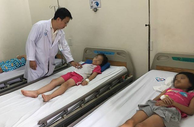 Bác sĩ đang kiểm tra sức khoẻ của các em học sinh Trường tiểu học Nguyễn Thị Định.