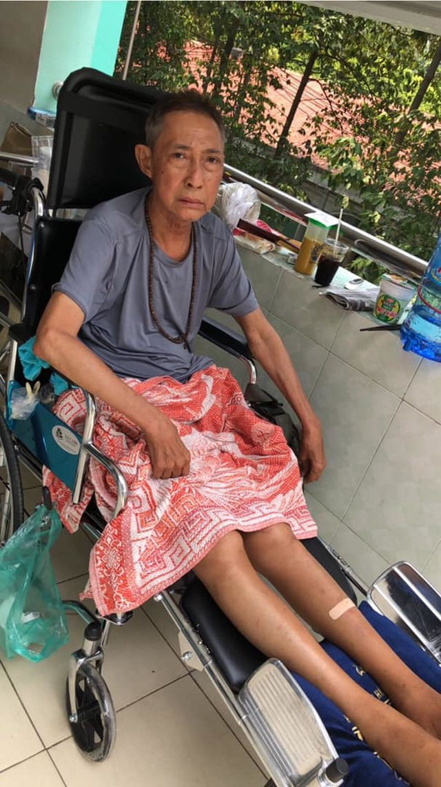 Nghệ sĩ Lê Bình cho biết, ông nằm ngoài hành lang bệnh viện là vì thích sự thoáng đãng chứ không phải do bị đối xử.