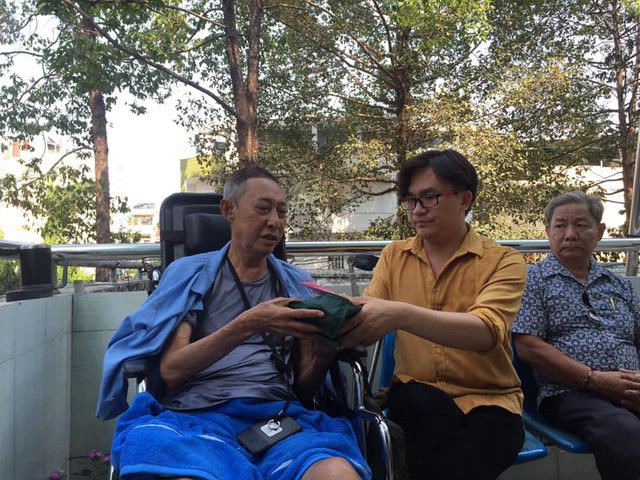 MC Đại Nghĩa vào bệnh viện trao tặng số tiền nhiều tấm lòng hảo tâm đóng góp giúp đỡ nghệ sĩ Lê Bình.
