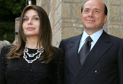 Cựu Thủ tướng Italia Silvio Berlusconi và vợ cũ vào năm 2004. Ảnh: Reuters.