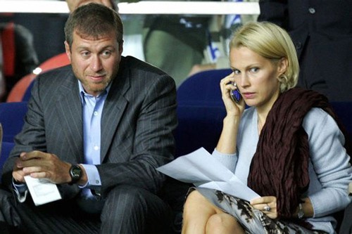 Suốt 16 năm ở với vợ thứ hai Irina, ông trùm người Nga thăng hoa trong sự nghiệp, trở thành một trong những người giàu nhất thế giới và mua CLB bóng đá Chelsea năm 2003. Ảnh: Mirror.