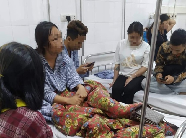 
Nữ sinh L. cùng anh H. đang được điều trị tại Bệnh viện Đa khoa tỉnh Quảng Ninh. Ảnh: N.H
