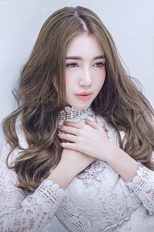 Elly Trần là một trong số những mỹ nhân Việt rất “lười” cắt tóc ngắn.