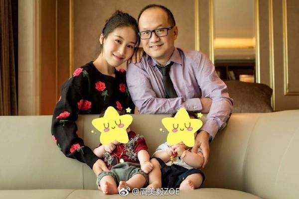 Châu Mỹ Nghị và Trịnh Cương bên hai con trai.