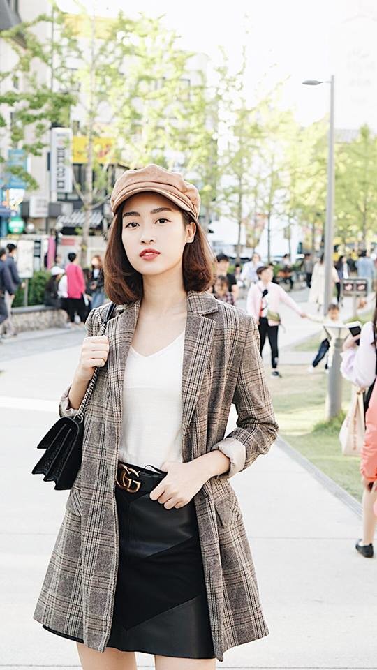 Với những hình ảnh street style ngày thường, Đỗ Mỹ Linh tối giản hóa việc chải chuốt cầu kỳ. Chẳng cần tạo kiểu gì, cô nàng cứ thể lại hấp dẫn biết bao người.