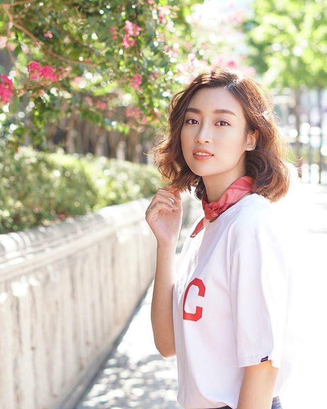 Với mái tóc bob lửng uốn xoăn sóng nước cực kỳ sang chảnh, diện mạo của Mỹ Linh trông xinh đẹp và tươi trẻ hơn hẳn khi xưa trong khi thần thái của một nàng Hậu thì chẳng vơi đi chút nào.