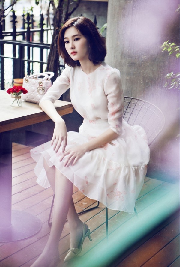 Dù vậy, kể cả khi cắt tóc ngắn, người đẹp sinh năm 1991 vẫn “gây thương nhớ” chẳng kém lúc để tóc dài.
