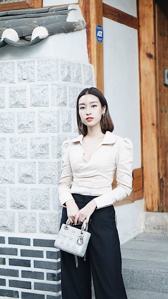 Dễ dàng nhận thấy gương mặt với những nét xinh đẹp của Đỗ Mỹ Linh không quá khó để chọn kiểu tóc phù hợp bởi mỗi kiểu tóc lại mang lại cho cô nàng một vẻ đẹp rất riêng.