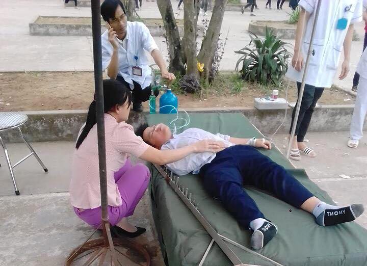 Sau khi sự việc xảy ra, em S. được bác sĩ tiến hành sơ cứu tại chỗ. Ảnh: Gia đình nạn nhân cung cấp