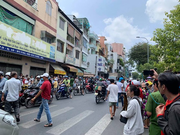 Hình ảnh người dân tại chùa Ân Quang. Tất cả đều xót xa cho số phận của người nghệ sĩ bạc mệnh. Ảnh: Kiều Anh Kiệt