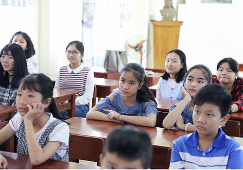 Rất nhiều nữ sinh trong và ngoài trường chăm chú theo dõi buổi học. Ảnh: Nguyễn Đông.