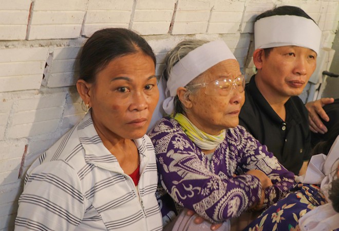 Bà Phạm Thị Lan thẫn thờ bên quan tài cháu. Ảnh: Thanh Đức.