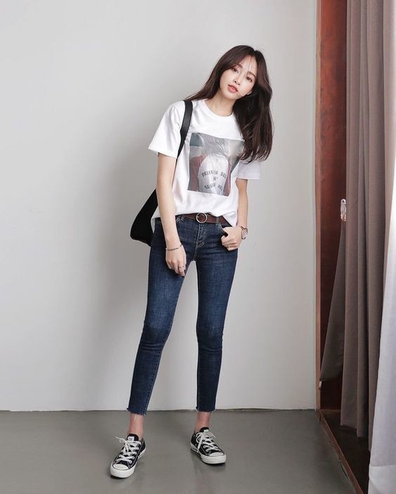 Thay vì lựa chọn quần jeans sáng màu hay rách cá tính, bà mẹ 2 con thường chọn quần skinny jeans đen giúp tạo hiệu ứng chân nhỏ gọn hơn, mix với áo phông trắng, nhưng nhất định phải in chữ hoặc in hình ấn tượng để vẻ ngoài càng thêm trẻ trung, nổi bật; bên cạnh đó, cô cũng không quên sơ vin giúp tổng thể trang phục thêm sành điệu, tôn dáng.