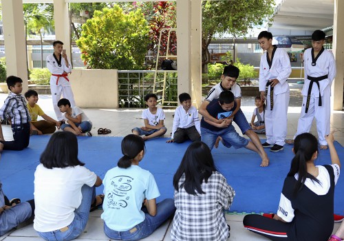 Sau phần l&yacute; thuyết, học sinh sẽ được thực h&agrave;nh c&aacute;c kỹ năng tự vệ để tr&aacute;nh bị x&acirc;m hại t&igrave;nh dục. Ảnh: Nguyễn Đ&ocirc;ng.