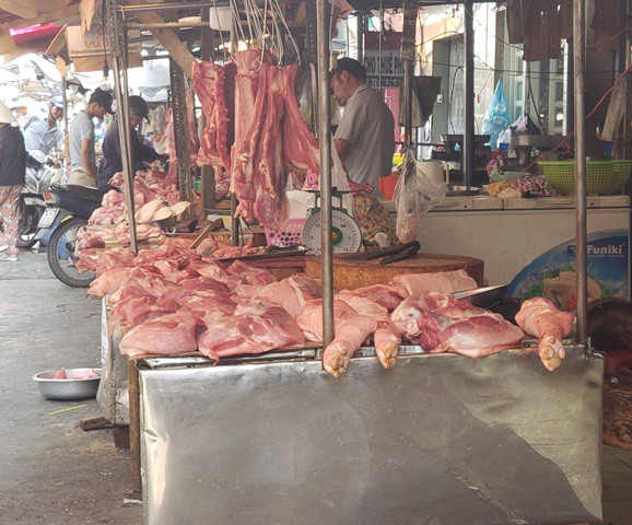 
Tuy nhiên tại các chợ truyền thống người dân vẫn không mặn mà với thịt lợn mặc dù virus dịch tả lợn châu Phi không lây sang người.
