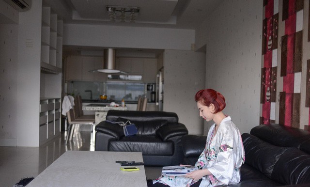 Mỗi ngày sau khi thức giấc, Quỳnh Chi lại ngồi ở phòng khách để đọc các loại tạp chí thời trang phục vụ cho công việc.